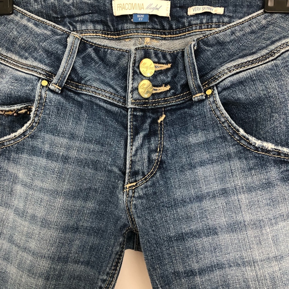 Super sexy and skinny fit jeans. Delicious 😋